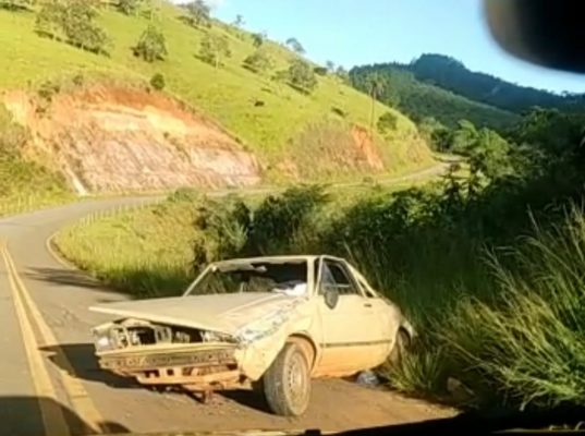 carro-capota-e-duas-pessoas-ficam-feridas-na-estrada-do-carmo
