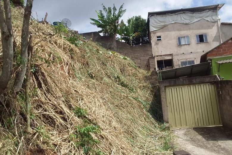 Após três anos, lote com matagal invadindo casa de senhora é limpo em Monlevade