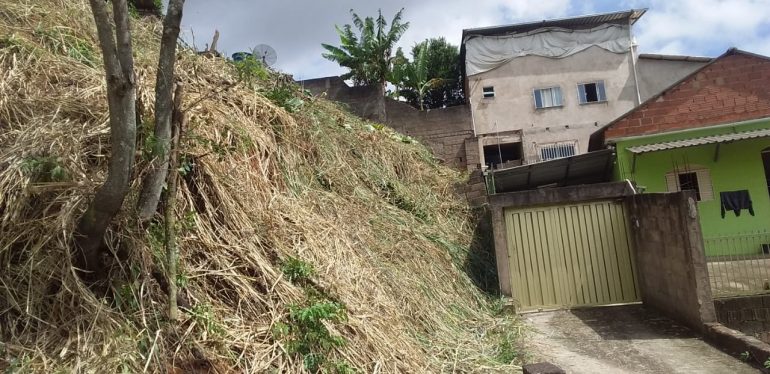 Após três anos, lote com matagal invadindo casa de senhora é limpo em Monlevade