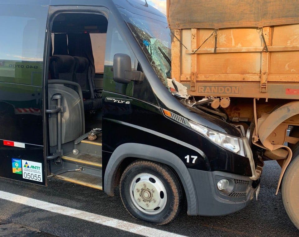 Van bate na traseira de carreta e 17 pessoas ficam feridas na BR-050