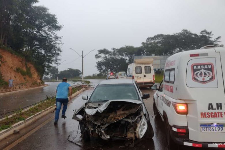 Corolla bate em poste e interdita avenida em Santa Bárbara