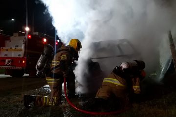 Poços de Caldas: carro supostamente abandonado é incendiado em avenida; veja o vídeo