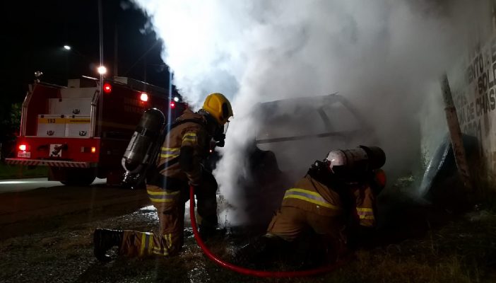 Poços de Caldas: carro supostamente abandonado é incendiado em avenida; veja o vídeo