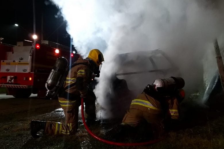 Poços de Caldas: carro supostamente abandonado é incendiado em avenida; veja o vídeo