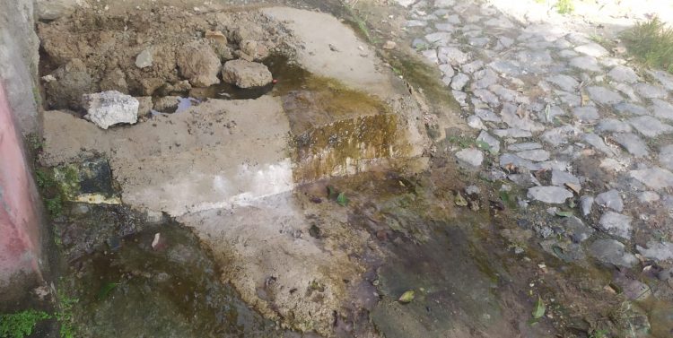 moradora faz denúncia sobre buraco em Santa Luzia