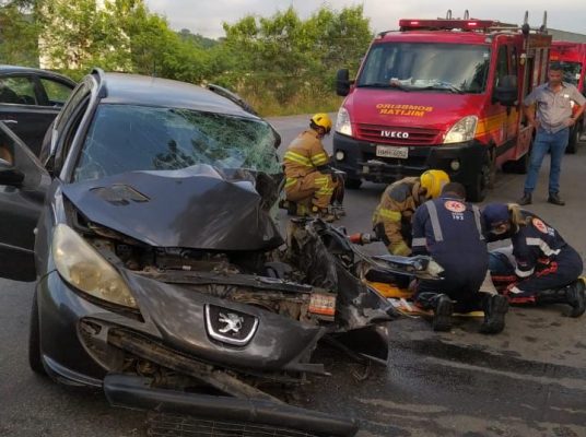 motorista-fica-preso-as-ferragens-em-acidente-na-br-381