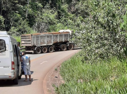 Carreta tem pane mecânica e interdita estrada do Forninho, em João Monlevade