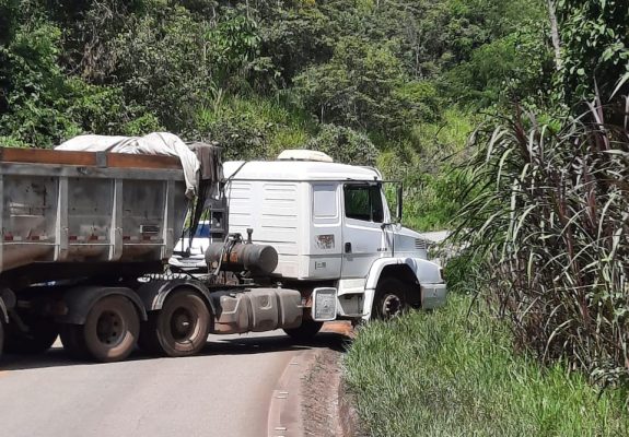 Carreta tem pane mecânica e interdita estrada do Forninho, em João Monlevade