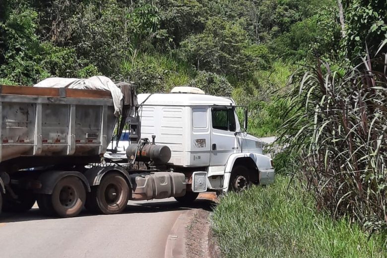 Carreta tem pane mecânica e interdita estrada do Forninho, em João Monlevade