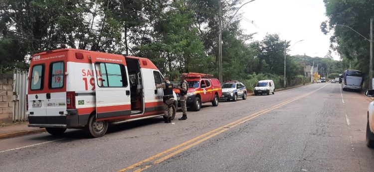 carro-com-duas-mulheres-quase-despenca-em-ribanceira-no-areao