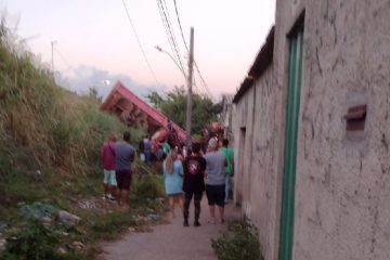 Carreta capota na BR-381, em Contagem, e motorista fica preso nas ferragens