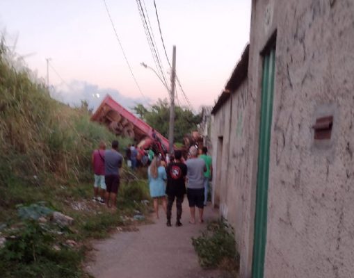 Carreta capota na BR-381, em Contagem, e motorista fica preso nas ferragens