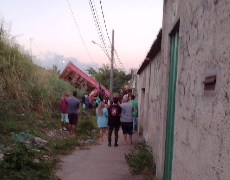 Carreta capota na BR-381, em Contagem, e motorista fica preso nas ferragens