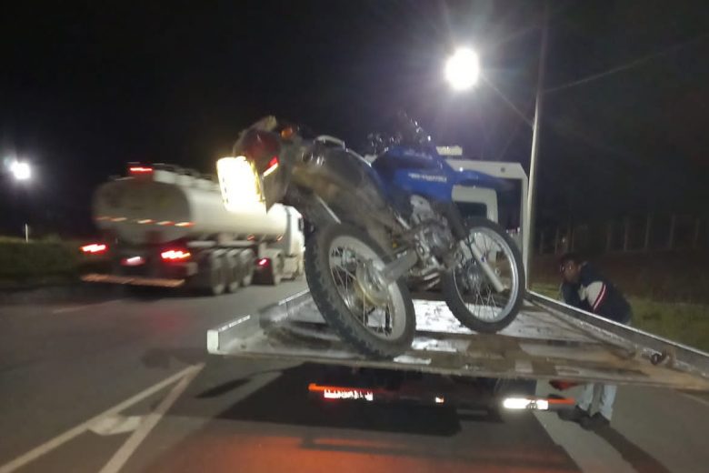 Adolescente pilotando motocicleta é atingido por carreta em Itabira