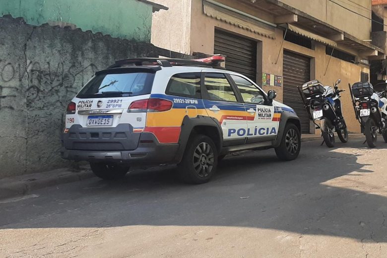 Bandidos atiram e acertam mulher dentro de casa