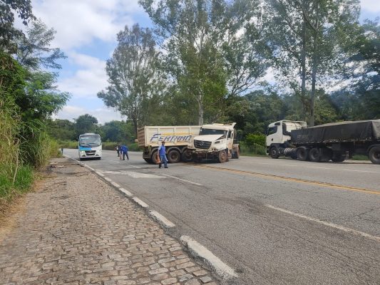 Atenção! Carreta em "L" deixa trânsito lento na BR-381, em São Gonçalo