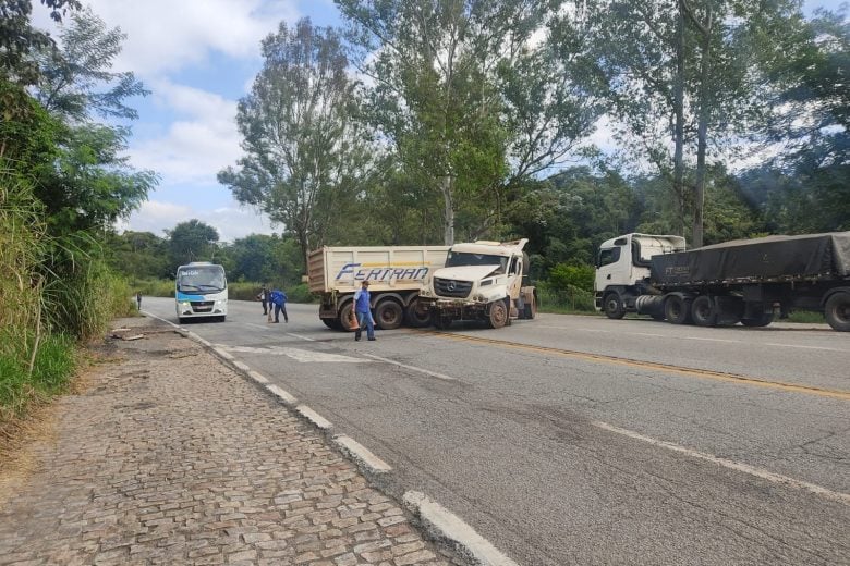 Atenção! Carreta em “L” deixa trânsito lento na BR-381, em São Gonçalo