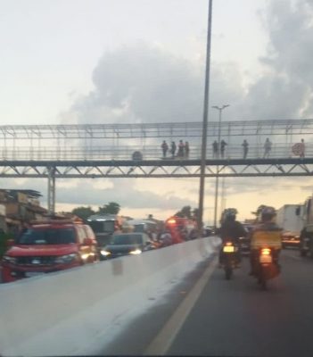 Jovem é atropelada por moto e carro passa por cima em sequência no Anel Rodoviário