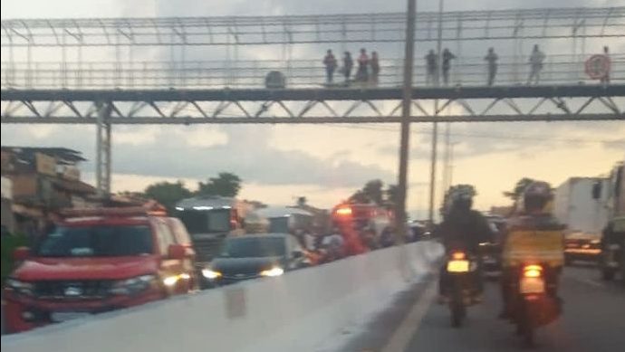 Jovem é atropelada por moto e carro passa por cima em sequência no Anel Rodoviário
