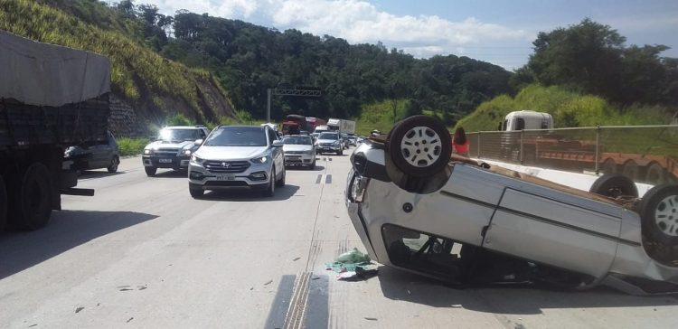 Carro capota e deixa duas pessoas feridas em Roças Novas, na BR-381