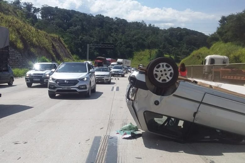Carro capota e deixa duas pessoas feridas em Roças Novas, na BR-381