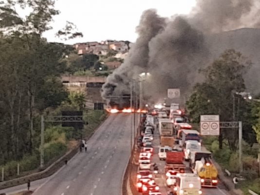 Trânsito no Anel Rodoviário fica complicado após manifestação de moradores