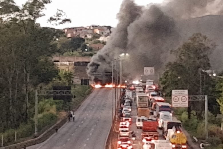 Protesto de moradores fecha Anel Rodoviário e complica trânsito