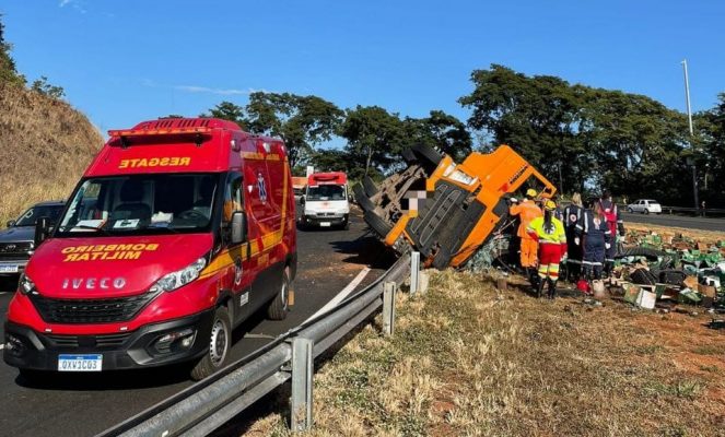 Motorista morre ao tombar carreta com cerveja na BR-050