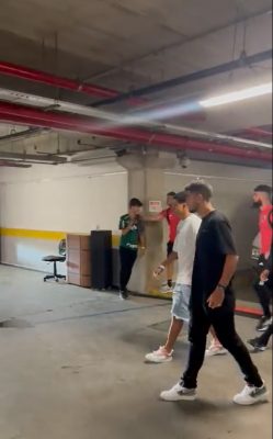 Jogador do São Paulo joga celular de torcedor palmeirense no chão; veja vídeo