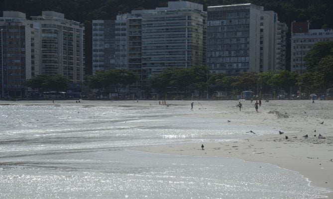 Vish! Pesquisa da UFF comprova existência de superbactérias nas praias