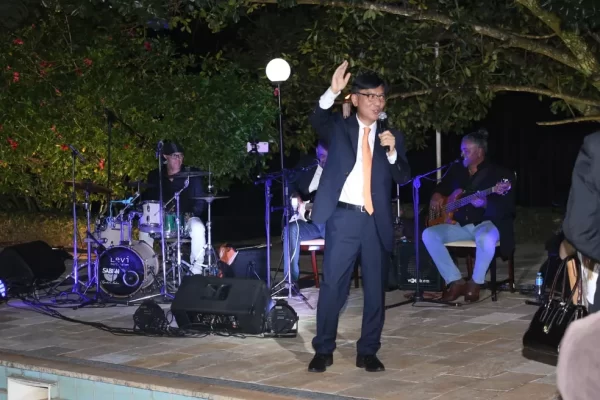 Embaixador coreano Lim canta "Evidências" em evento e viraliza; veja o vídeo