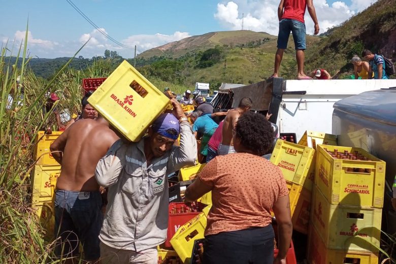 Caminhão de cerveja tomba na BR-381 e populares saqueiam carga