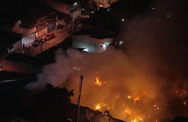 São Paulo: galpão próximo ao Aeroporto de Cumbica é destruído por incêndio