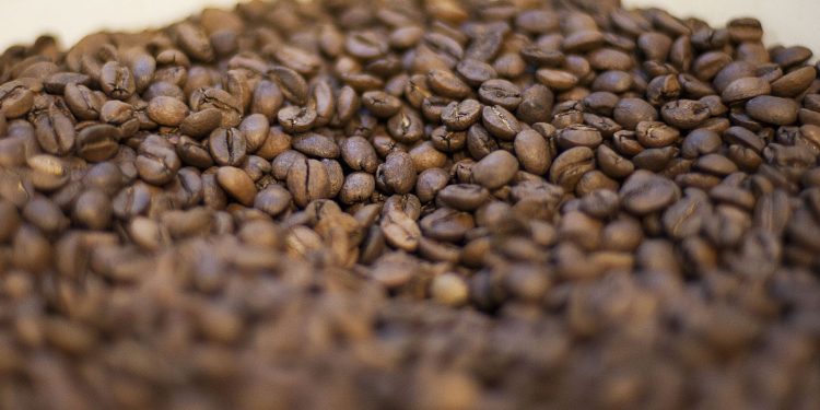 Anvisa proíbe venda de “cafés fake” contaminados por toxina perigosa; veja marcas