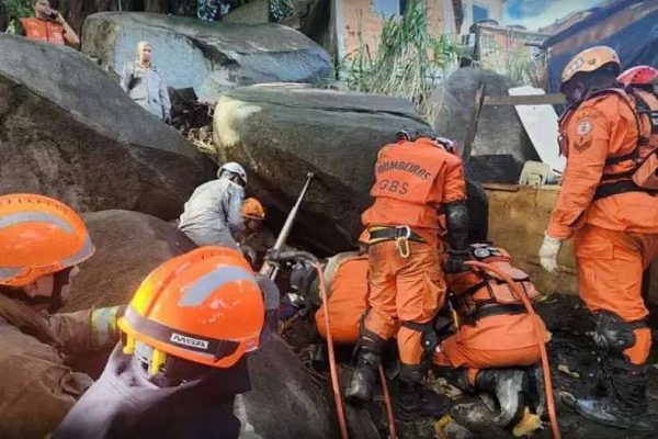 Rio de Janeiro: pedra destrói casa e deixa jovem com pernas presas por 5 horas