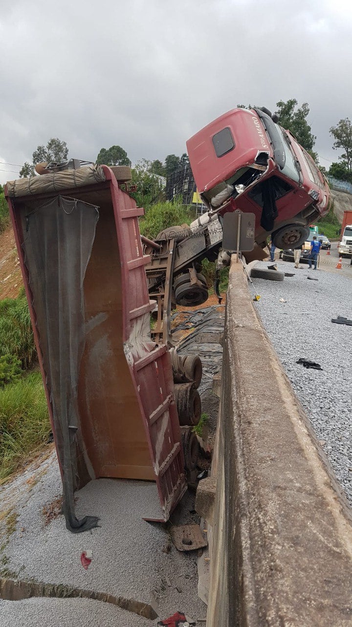 Caminhão fica por um triz na BR-381, em Betim