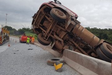 Caminhão fica por um triz e motorista é resgatado após acidente na BR-381, em Betim