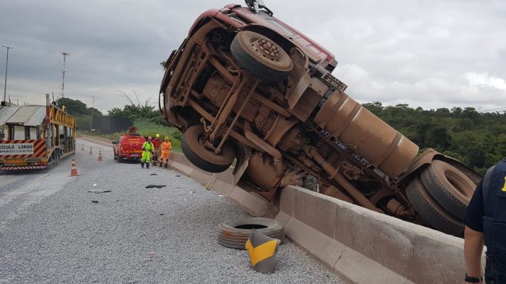 Caminhão fica por um triz na BR-381, em Betim