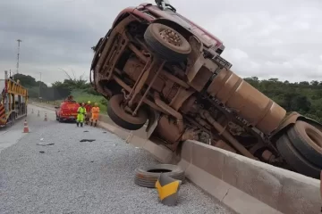 Retirada de carreta: BR-381 será totalmente interditada nessa terça