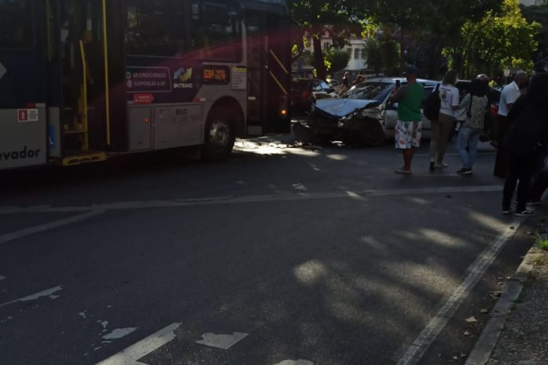 Colisão entre ônibus e carro complica trânsito na Francisco Sales nesta segunda-feira