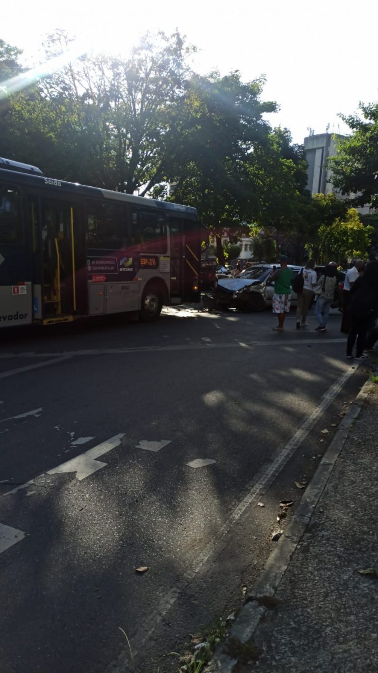 Colisão entre ônibus e carro complica trânsito na Francisco Sales nesta segunda-feira