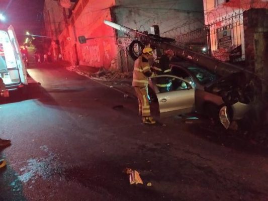 idoso perde controle do veículo e atinge poste