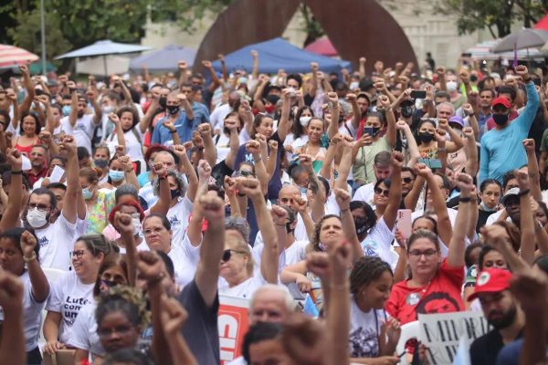 Professores estaduais aprovam fim da greve; mas paralisações podem voltar a acontecer