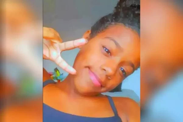 menina carro alegórico