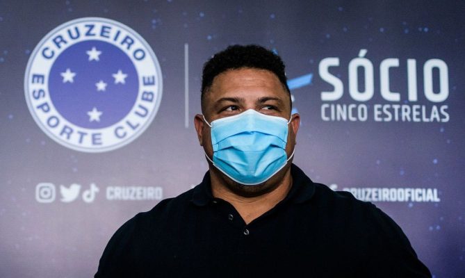 É oficial: Ronaldo Nazário assina contrato de compra das ações da SAF do Cruzeiro