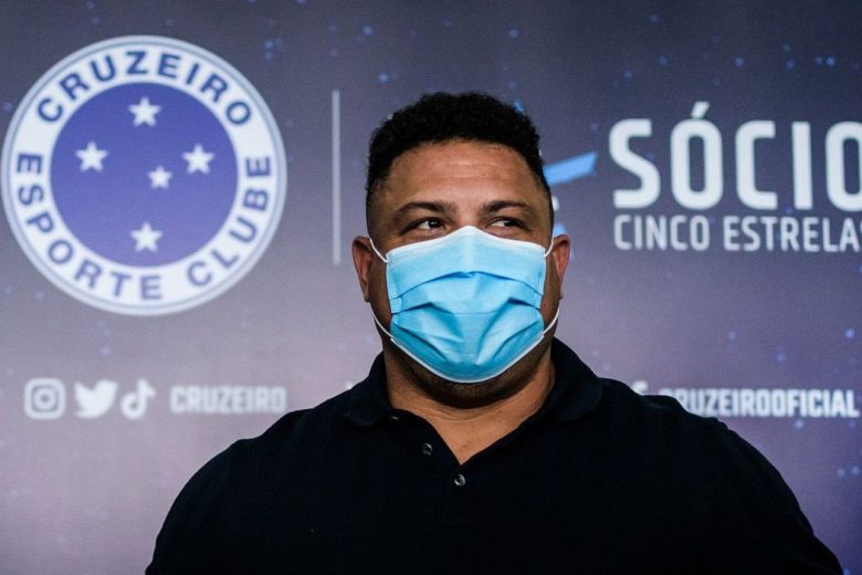 É oficial: Ronaldo Nazário assina contrato de compra das ações da SAF do Cruzeiro