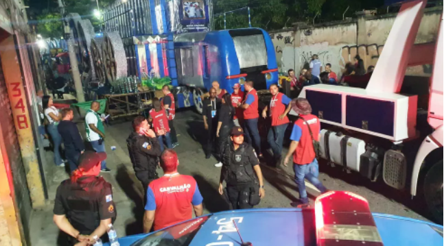 Menina tem perna amputada após acidente com carro alegórico no Rio