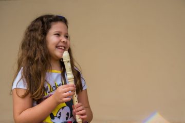 Projeto gratuito ensina música e instrumentos para crianças e jovens em Guanhães