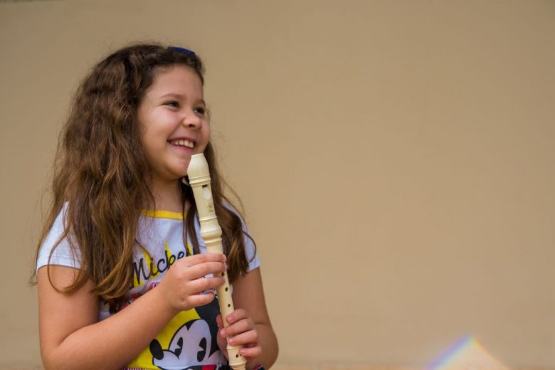 Projeto gratuito ensina música e instrumentos para crianças e jovens em Guanhães