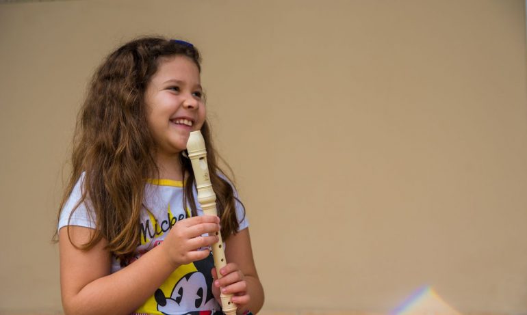 Projeto gratuito ensina música e instrumentos para crianças e jovens em Guanhães